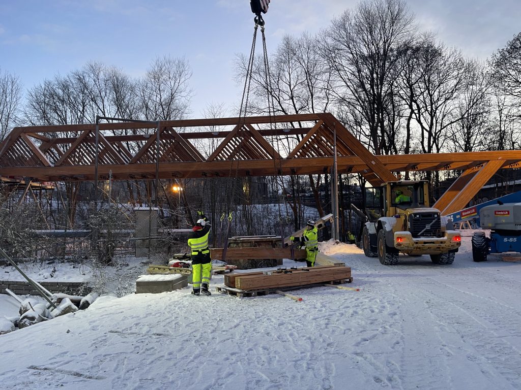 Assembly | ZAZA TIMBER - manufacturing and assembly of a timber bridge in Linköping, Sweden