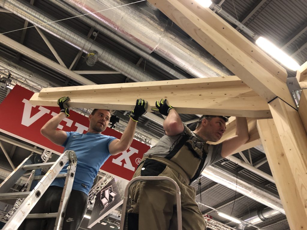 Glulam canopy - Assembling a replica in a ZAZA TIMBER stand in Nordbygg 2022